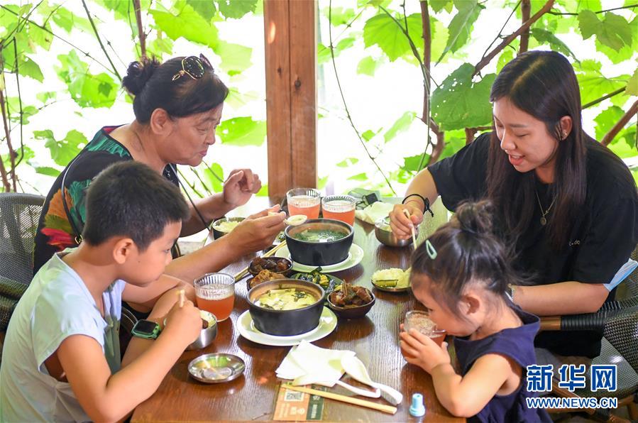 （在習(xí)近平新時(shí)代中國(guó)特色社會(huì)主義思想指引下——新時(shí)代新作為新篇章·習(xí)近平總書記關(guān)切事·圖文互動(dòng)）（6）珍惜盤中餐，狠剎浪費(fèi)風(fēng)——各地積極行動(dòng)堅(jiān)決制止餐飲浪費(fèi)