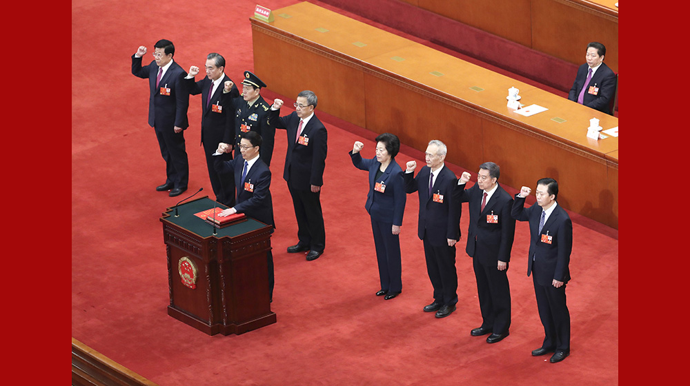 國務(wù)院副總理、國務(wù)委員、秘書長(zhǎng)進(jìn)行憲法宣誓