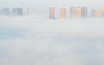 浙江上虞出現(xiàn)平流霧景觀(guān)