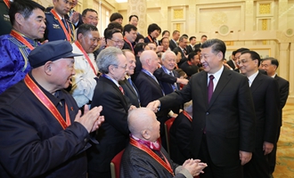 慶祝大會(huì)結(jié)束后，習(xí)近平等會(huì)見受表彰人員及親屬代表