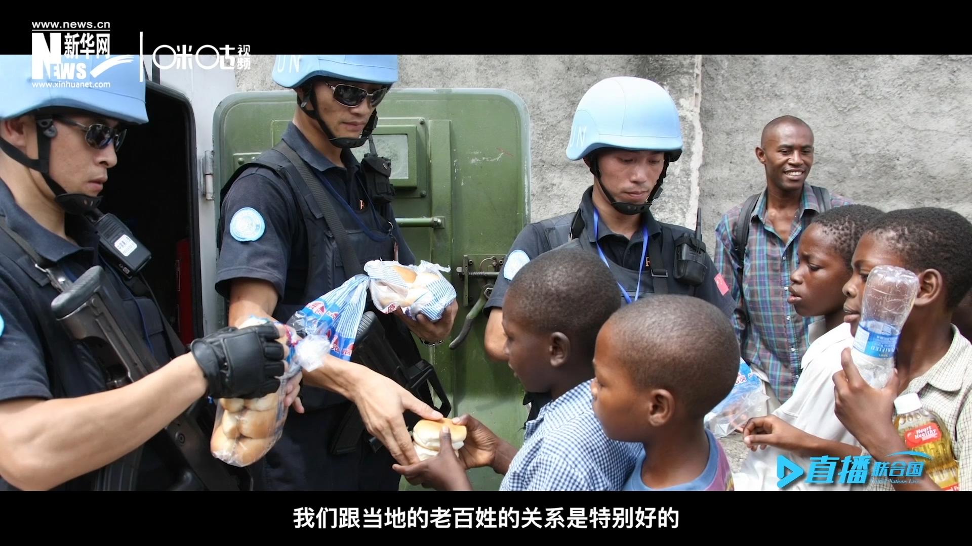 這群胸前印著五星紅旗的警察，在當(dāng)?shù)孛癖娦睦镉兄恋榈榈姆萘?，也傳遞出許多的善意與感動。