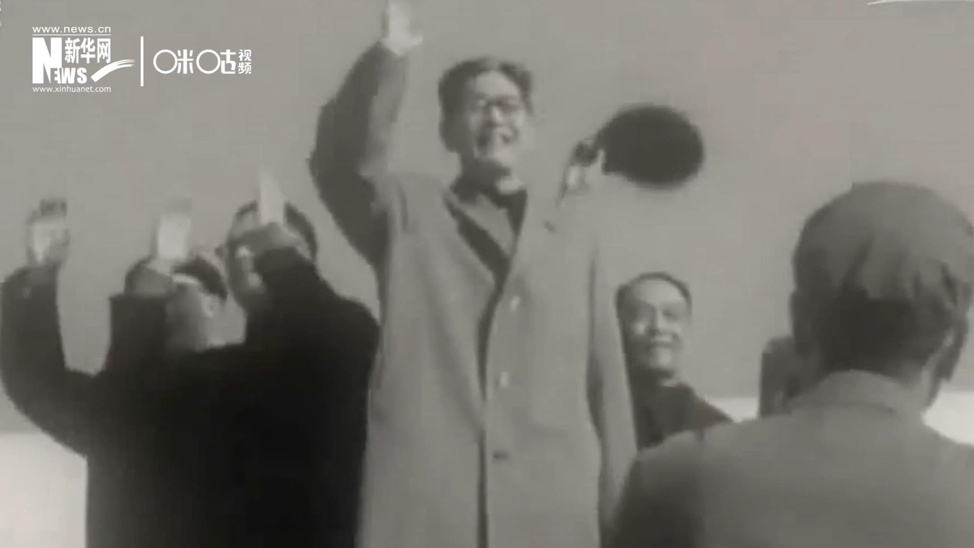1971年11月9日，全新成立的中國聯(lián)合國代表團(tuán)在群眾的歡呼與掌聲中登上專機(jī)，正式開啟了中國的聯(lián)合國之旅。