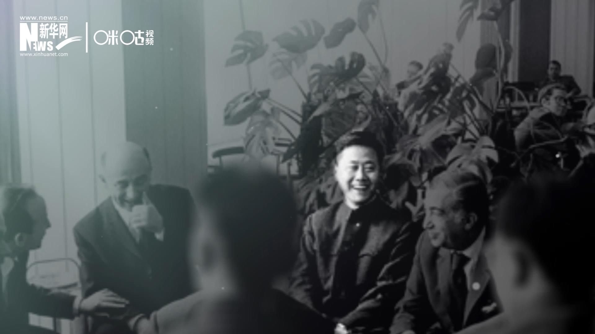照片里的這個(gè)人是高梁，原新華社國際部記者。原本作為代表團(tuán)隨行記者的他接到通知，由他帶領(lǐng)一支先遣小組先行去紐約。