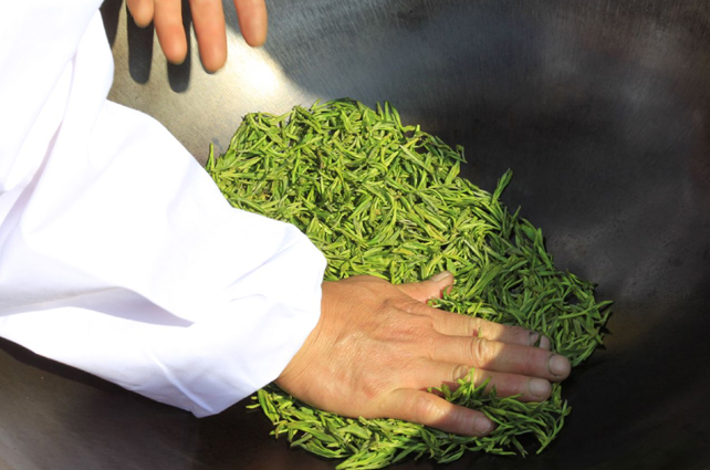 好茶占盡天時(shí)地利，炒茶師月入三五萬(wàn)