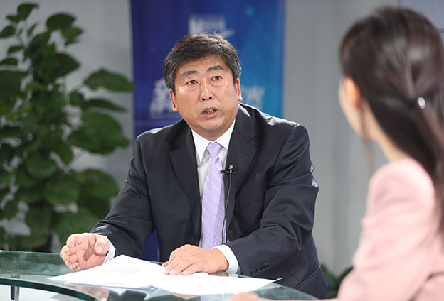 具體落在實處就是把方向，管大局，保落實