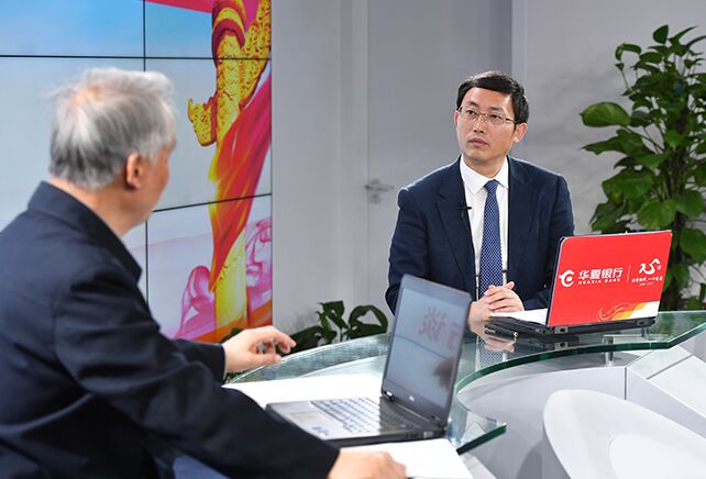 您再給我們梳理一下，黨章中有關(guān)“基本路線”的修改情況。