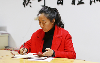 回鄉(xiāng)，立志改變家鄉(xiāng)落后面貌