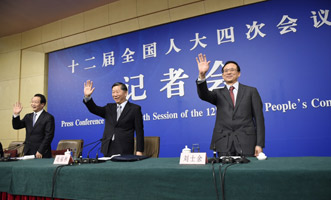 尚福林、劉士余和項俊波向記者揮手致意