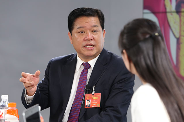 一絲不茍摘窮帽，全力以赴拔窮根