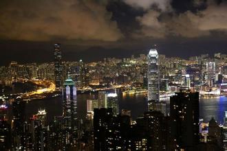 中央對香港行政長官是有標(biāo)準(zhǔn)的，是一貫的