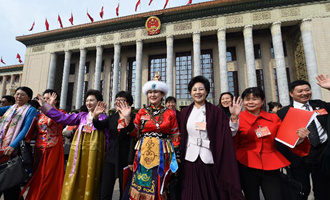 閉幕會(huì)后，代表走出人民大會(huì)堂