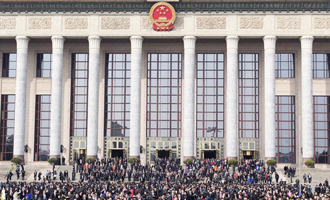 閉幕會(huì)后，代表走出人民大會(huì)堂