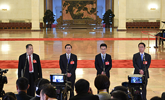 凌解放、王立平、徐川、黃一兵代表接受采訪