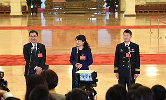 孟祥飛、李媛、曹先建代表接受采訪