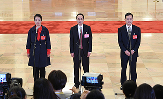 姜妍、康紅普、劉宗富代表接受采訪