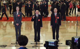 魏秋月、孟廣祿、薛晨陽代表接受采訪