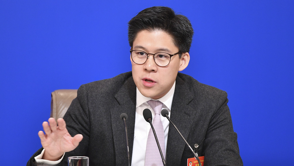 全國(guó)政協(xié)委員、中國(guó)香港體育協(xié)會(huì)暨奧林匹克委員會(huì)副會(huì)長(zhǎng)、霍英東集團(tuán)副總裁 霍啟剛