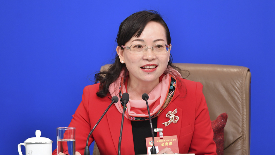 全國(guó)政協(xié)委員、湖南省湘西土家族苗族自治州政協(xié)副主席 石紅
