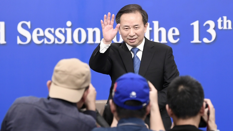 記者會開始前，李干杰向記者致意