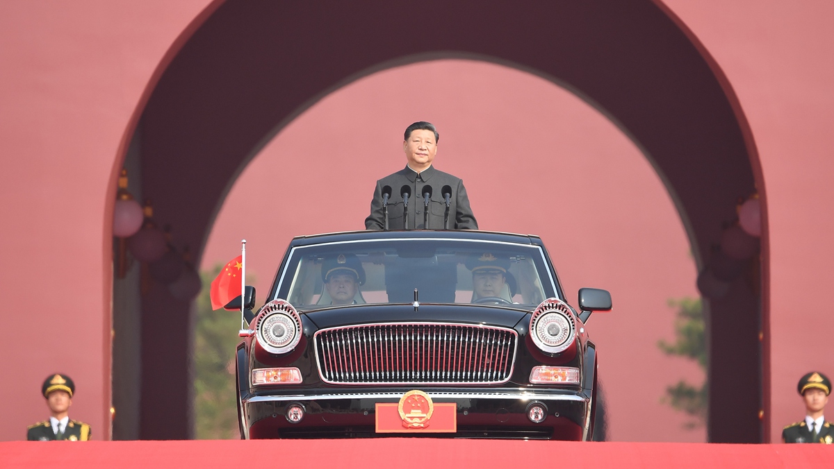 習近平乘坐檢閱車，經過金水橋，駛上長安街