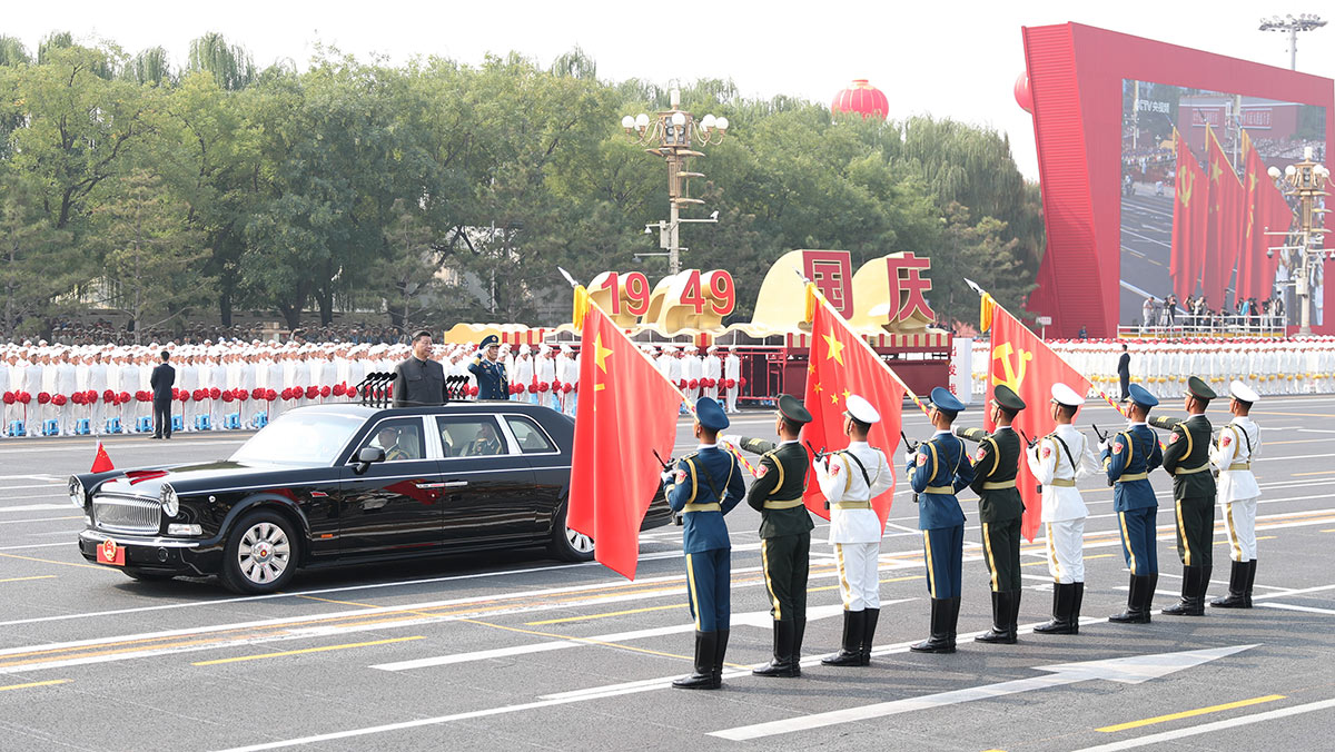 習近平驅車行進至黨旗、國旗、軍旗前，向旗幟行注目禮
