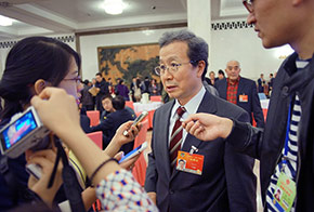 全國(guó)政協(xié)委員程永華接受記者采訪(fǎng)