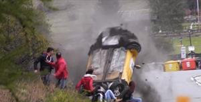 史上最幸運(yùn)撞車！圍觀群眾躲過(guò)一劫