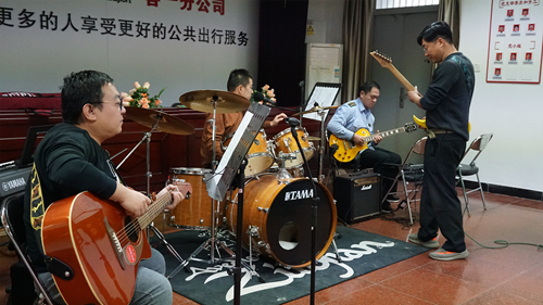 追夢中國人|侯孝輝：左手方向盤，右手麥克風(fēng)