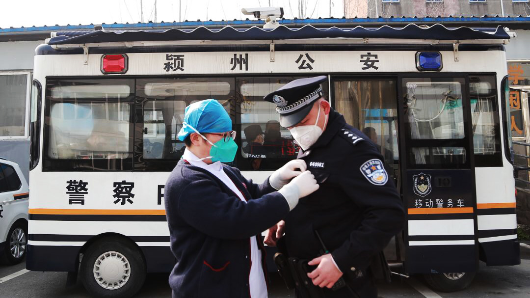 警察魏云龍：咫尺之間，各自奮戰(zhàn)