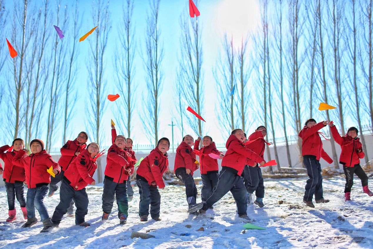 2017年11月15日， “多一克溫暖”公益行動走進北疆地區(qū)，實現(xiàn)了從物質(zhì)捐贈到“物質(zhì)+精神”溫暖的升級。 “體操冠軍”楊威、好妹妹樂隊等傾情加盟，不僅為孩子們帶來加厚羽絨服和御寒物資，還準備了溫暖的課堂。