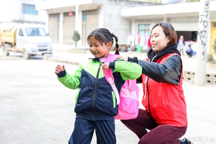 在貴州南開鄉(xiāng)塢鉛小學的捐贈行動中，“多一克溫暖”團隊結識了這個活潑愛笑的姑娘——李漫妮。父母很早離異，爸爸常年在外打工，7歲的她和奶奶兩人相依為命。海瀾之家給漫妮的家人也準備了羽絨服，懂事的漫妮說，想要快快長大，讓奶奶過上好日子。