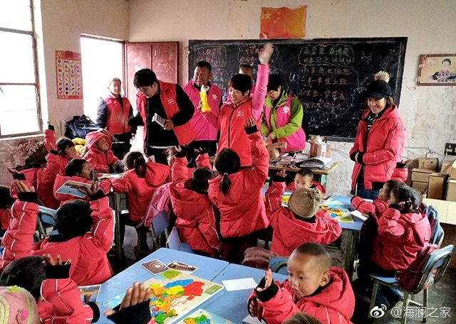 2018年，由海瀾之家攜手網(wǎng)易新聞打造的“多一課溫暖”課程平臺讓一間間溫暖的課堂走向深山與邊陲。帶著貼合孩子教育需求的線上內(nèi)容和教師、各領域KOL及愛心人士組成的愛心團隊，海瀾之家用實際行動為孩子的教育加溫，踐行“多一克溫暖”。