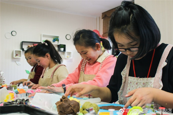 在北京，孩子們上了一節(jié)別開生面的廚藝課——手工DIY餅干。孩子們腦洞大開親自上手，從制作到出爐不僅留下了噴香的餅干，還留下了珍貴的回憶。親手做的餅干孩子們舍不得獨享，成為了回程路上最重要的“伴手禮”