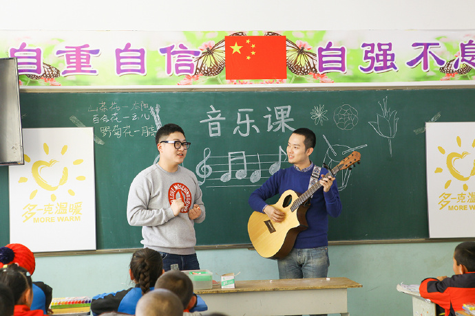“多一克溫暖”公益活動的老朋友好妹妹樂隊，為孩子們帶來了音樂和繪畫課，用音符溫暖孩子們的心靈，用畫筆繪出更繽紛的世界。不斷匯聚的愛心，讓寒冷的北疆進入到更多人的視野當中，也讓孩子們臉上的笑容更燦爛。