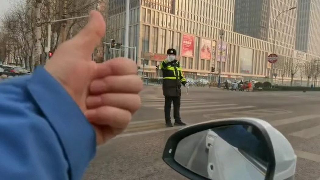 石家莊路人和交警的這個(gè)“暗號(hào)”，真暖！