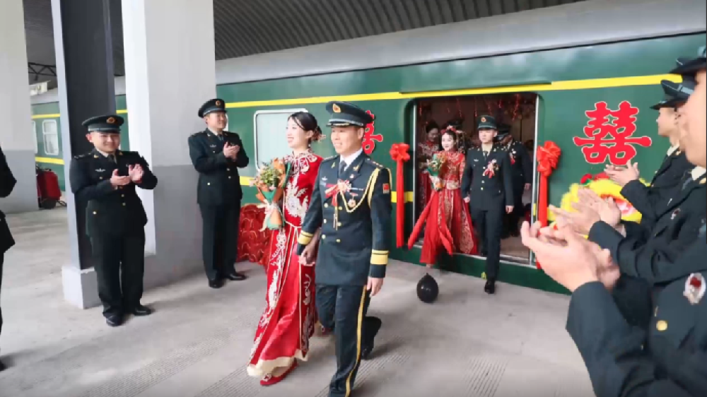 火車當(dāng)“婚車”，東風(fēng)快遞員最有排面的“幸福軍列”