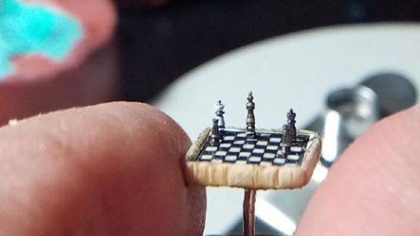 比指甲蓋還?。?土耳其微雕藝術(shù)家雕出超小國(guó)際象棋