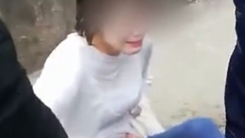 四川一女子墜河欲輕生，兩名消防員一躍而下