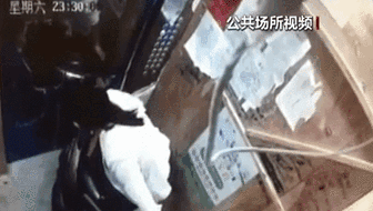 電梯內(nèi)突發(fā)自燃 電動(dòng)車(chē)進(jìn)樓怎么禁？ 發(fā)現(xiàn)電瓶車(chē)有起火苗頭應(yīng)立刻撤離