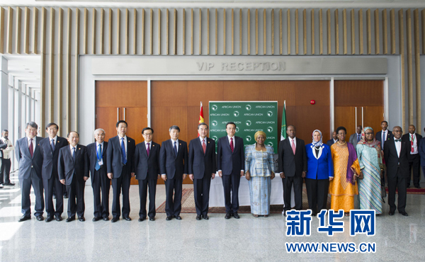 5月5日，中國(guó)國(guó)務(wù)院總理李克強(qiáng)在亞的斯亞貝巴非洲聯(lián)盟總部會(huì)見(jiàn)非盟委員會(huì)主席祖馬。這是會(huì)見(jiàn)后，李克強(qiáng)同祖馬參加集體合影。新華社記者王曄攝