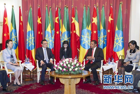 李克強(qiáng)總理夫人程虹、穆拉圖總統(tǒng)夫人梅阿扎參加會見。新華社記者王曄攝