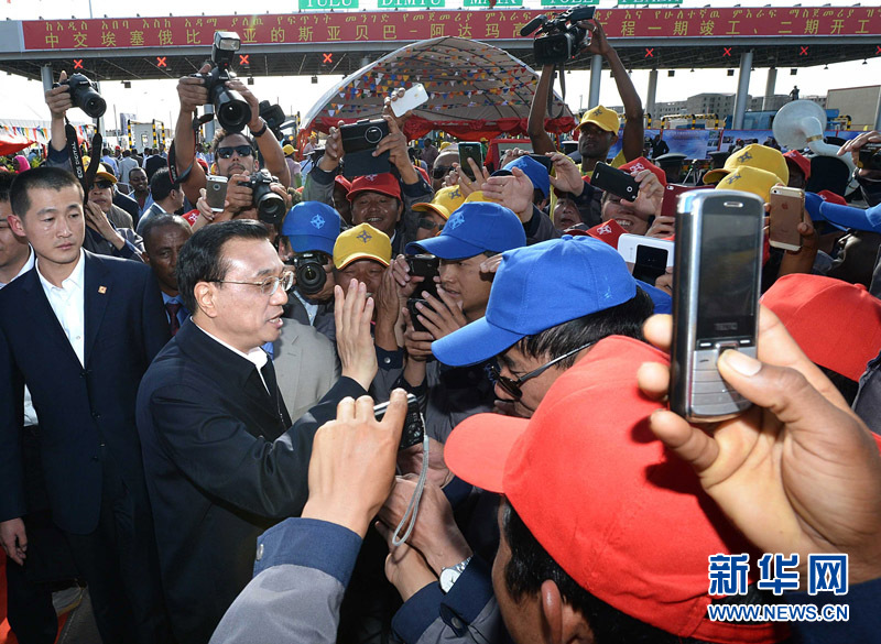 5月5日，中國(guó)國(guó)務(wù)院總理李克強(qiáng)與埃塞俄比亞總理海爾馬里亞姆共同出席亞的斯亞貝巴-阿達(dá)瑪高速公路一期竣工揭牌典禮，并為二期工程開工奠基剪彩。這是典禮結(jié)束后，李克強(qiáng)同工程施工人員親切交談。新華社記者 李濤 攝 