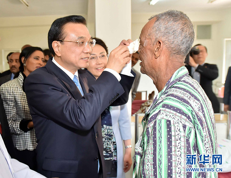 5月6日，國務(wù)院總理李克強(qiáng)與埃塞俄比亞總統(tǒng)穆拉圖一同來到亞的斯亞貝巴阿勒塔醫(yī)院，看望受益于中國免費(fèi)白內(nèi)障手術(shù)“光明行”活動(dòng)的埃塞俄比亞患者。這是李克強(qiáng)親手為接受中國醫(yī)生手術(shù)的埃塞俄比亞白內(nèi)障患者拆開紗布。 新華社記者 李濤 攝 