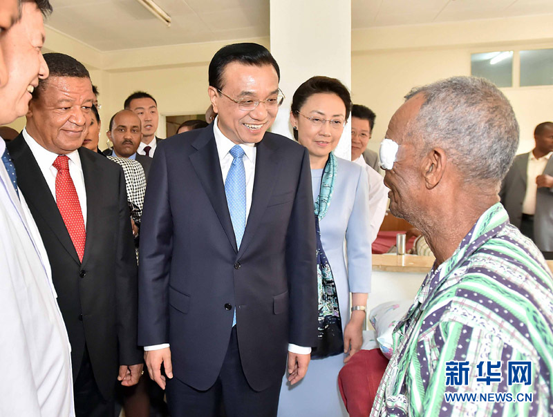 5月6日，中國國務(wù)院總理李克強(qiáng)與埃塞俄比亞總統(tǒng)穆拉圖一同來到亞的斯亞貝巴阿勒塔醫(yī)院，看望受益于中國免費(fèi)白內(nèi)障手術(shù)“光明行”活動(dòng)的埃塞俄比亞患者。新華社記者 李濤 攝 
