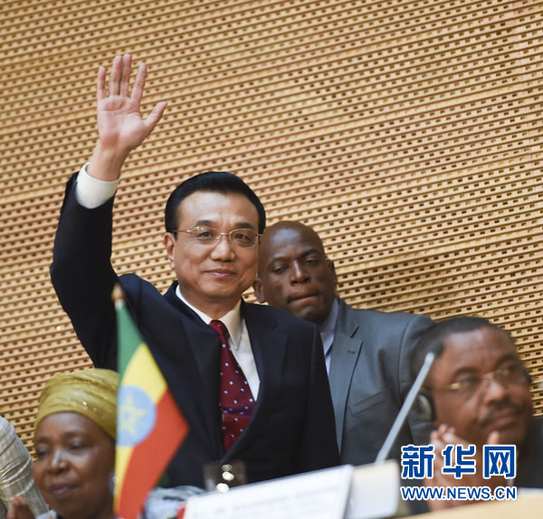 5月5日，中國國務(wù)院總理李克強(qiáng)在位于亞的斯亞貝巴的非洲聯(lián)盟總部發(fā)表題為《開創(chuàng)中非合作更加美好的未來》的演講。這是李克強(qiáng)步入會(huì)場(chǎng)時(shí)向聽眾揮手致意。新華社記者 李學(xué)仁 攝 