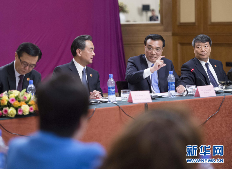  5月6日，中國國務(wù)院總理李克強(qiáng)在埃塞俄比亞首都亞的斯亞貝巴出席中非經(jīng)貿(mào)人文座談會。 新華社記者 王曄 攝 
