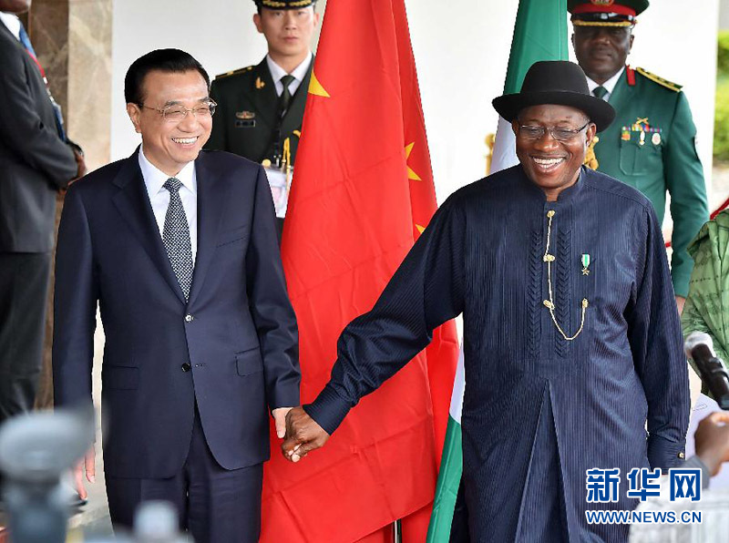 5月7日，中國國務院總理李克強在阿布賈與尼日利亞總統(tǒng)喬納森會談后共同會見記者，并回答記者提問。 新華社記者李濤攝 