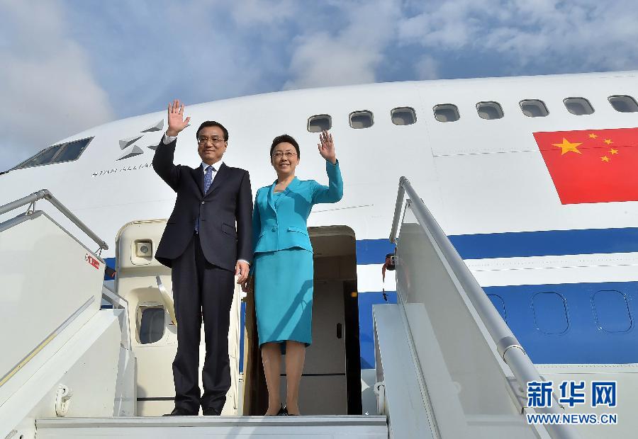 5月8日，應安哥拉總統(tǒng)多斯桑托斯邀請，中國國務院總理李克強乘專機抵達羅安達二月四日國際機場，開始對安哥拉進行正式訪問。李克強總理夫人程虹同機抵達。新華社記者 李濤 攝 