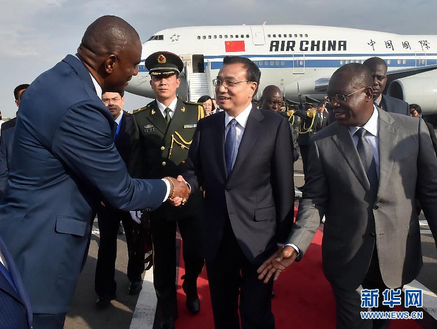  5月8日，應安哥拉總統(tǒng)多斯桑托斯邀請，中國國務院總理李克強乘專機抵達羅安達二月四日國際機場，開始對安哥拉進行正式訪問。這是安哥拉副總統(tǒng)維森特（右一）到機場迎接李克強總理。新華社記者 李濤 攝 