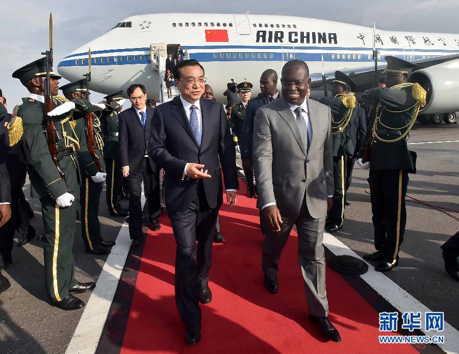 5月8日，應安哥拉總統(tǒng)多斯桑托斯邀請，國務院總理李克強乘專機抵達羅安達二月四日國際機場，開始對安哥拉進行正式訪問。這是安哥拉副總統(tǒng)維森特到機場迎接李克強總理。新華社記者 李濤 攝 
